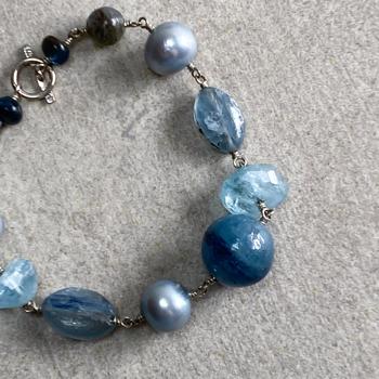 Smukt armbånd med sten og perler i turkisblå nuancer fra Rabinovich